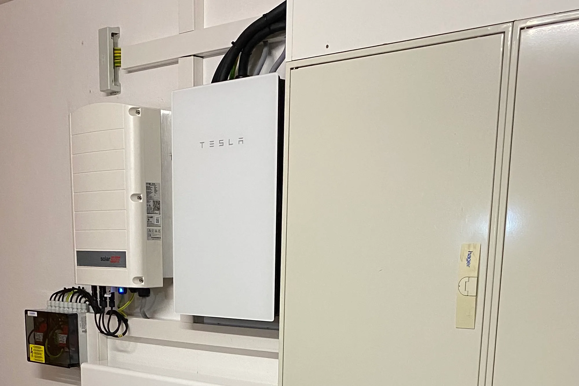 Wechselrichter, Steuergerät und Verteilerschrank an der Wand im Technikraum