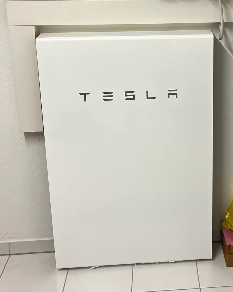 Tesla Powerwall als Batteriespeicher an der Wand im Technikraum