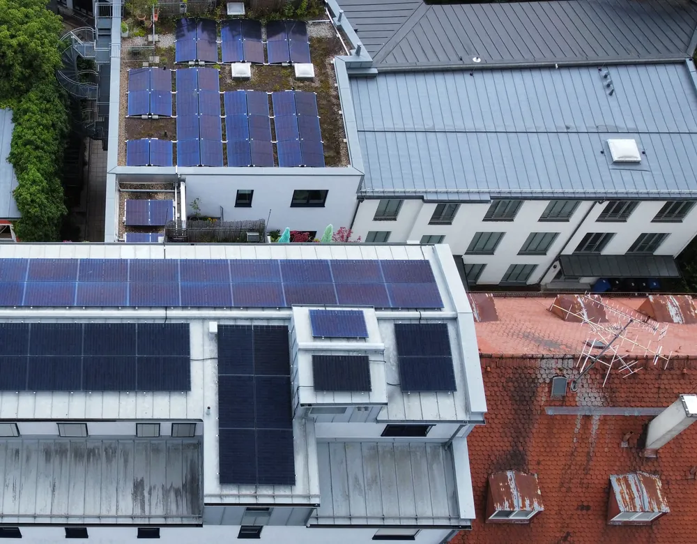 PV-Module auf den Dachflächen des Wohn- und Geschäftshauses, Luftaufnahme